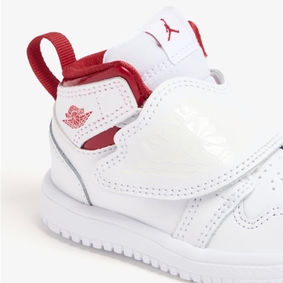 Toddler 10c sky jordan 1 mid
"summit white varsity red" brand new with box - Picture 5 of 11